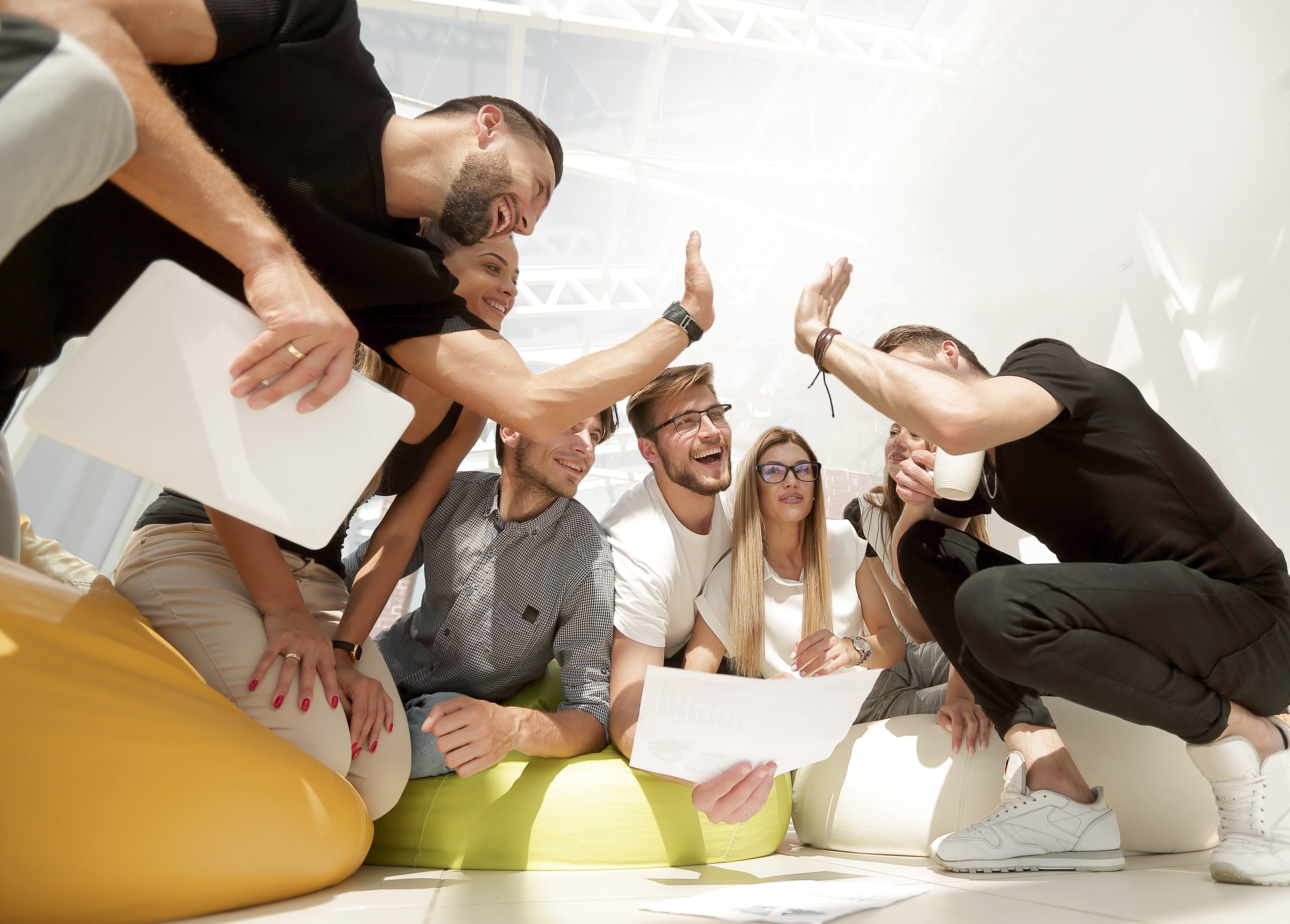 © ASDFpik | freepik.com | Team junger Leute, die ein High Five geben