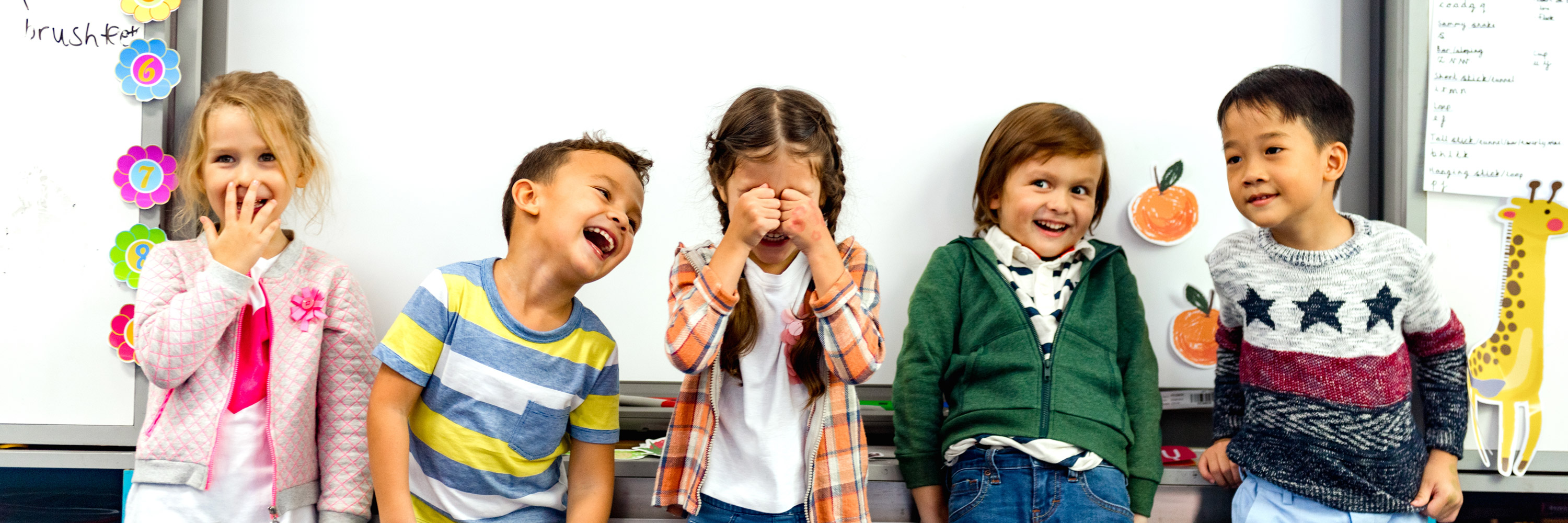 © rawpixel.com | freepik.com | Glückliche Kinder in der Grundschule
